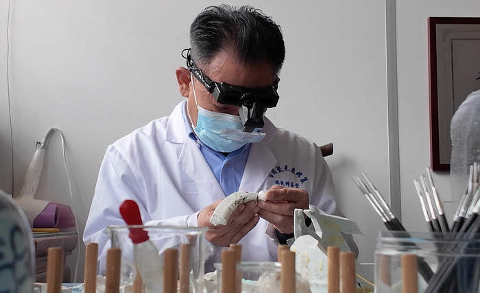 给支离破碎的文物“疗伤”,修复师王春发听见了它们的心跳