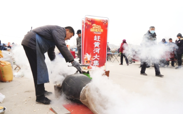 1月30日,濟南高新區遙牆街道王家莊黃河大集人來人往,吆喝聲此起彼伏.