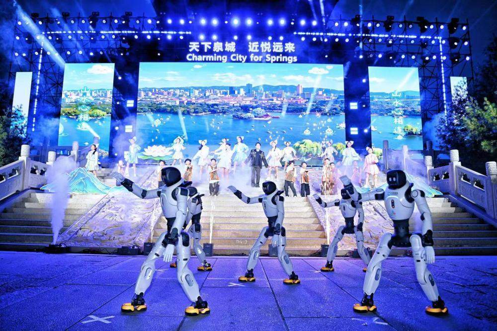 歌声逐泉科技起舞,机器人携手演员唱响《最美是济南》