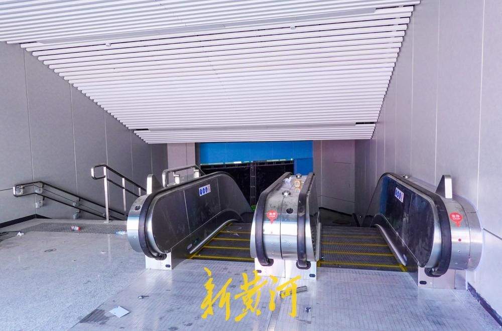 济南地铁安成街站G出入口基本建成，“花海”“玫瑰瀑”成CBD新景