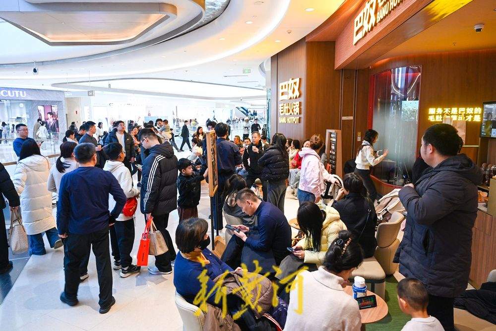 泉城商业综合体元旦假期人气旺，用餐市民排起长队