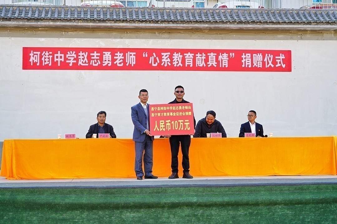 "出生于保山柯街镇联合村一个农民家庭的赵志勇,八十高龄的母亲尚在