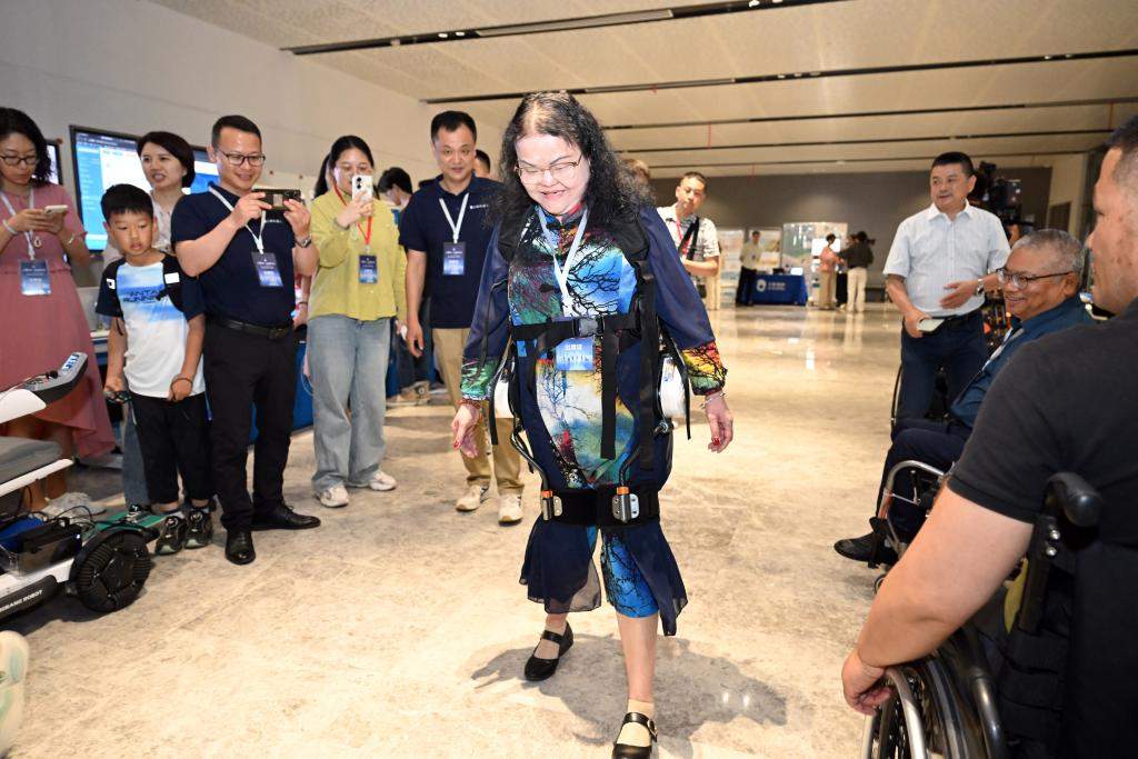 外骨骼机器人怎样安全走入寻常百姓家？