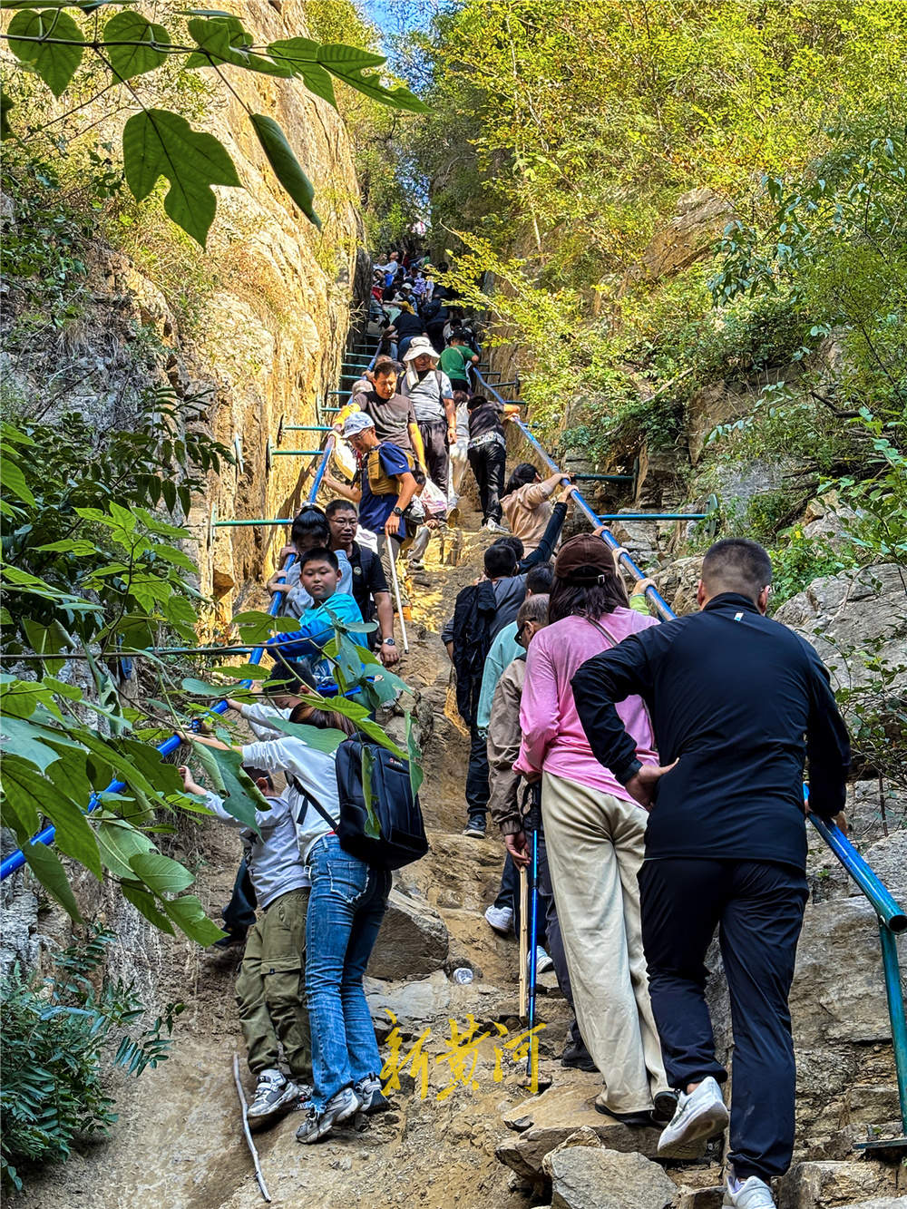 “泉”在济南享金秋｜游客在龙洞风景区“一线天”感受山崖险峻