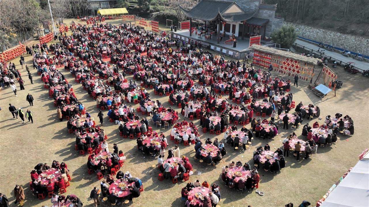 爆火！武汉一景区元旦推出年猪宴，千人共赴烟火年味