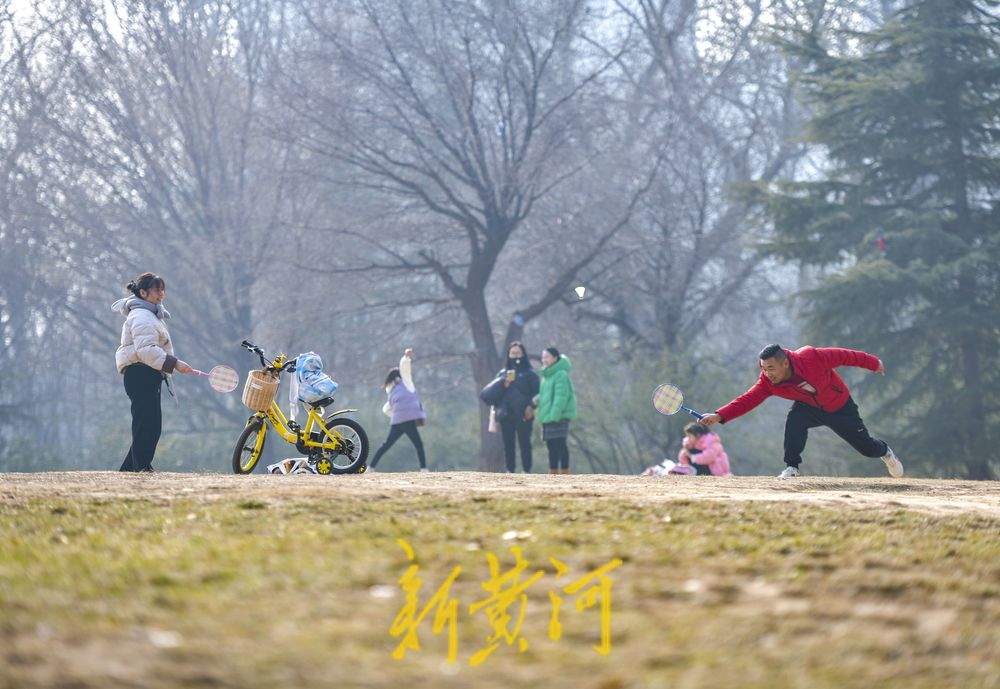 二九寒天迎来好“光”景  公园漫步沐浴暖阳 