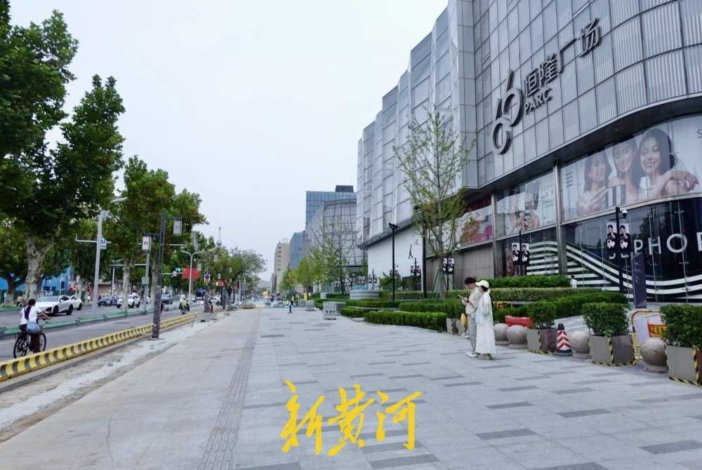 拆围挡迎国庆假期，济南泉城路人行道改造加速推进