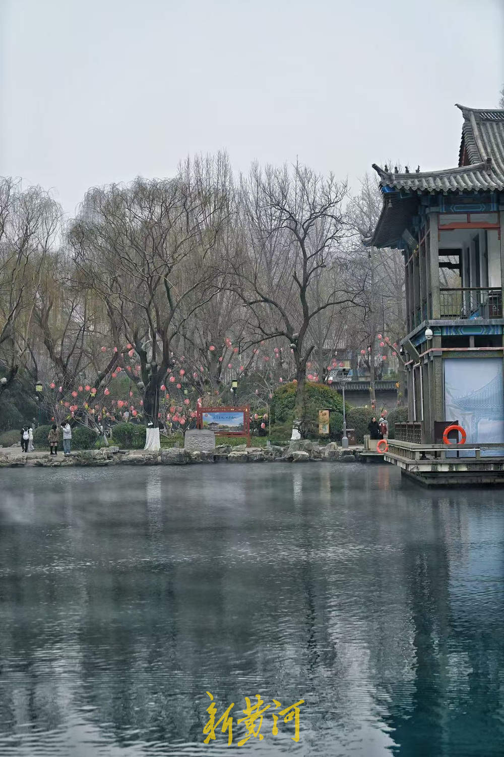 寒潮天气下，五龙潭泉池迎今年首次“云雾润蒸”景观