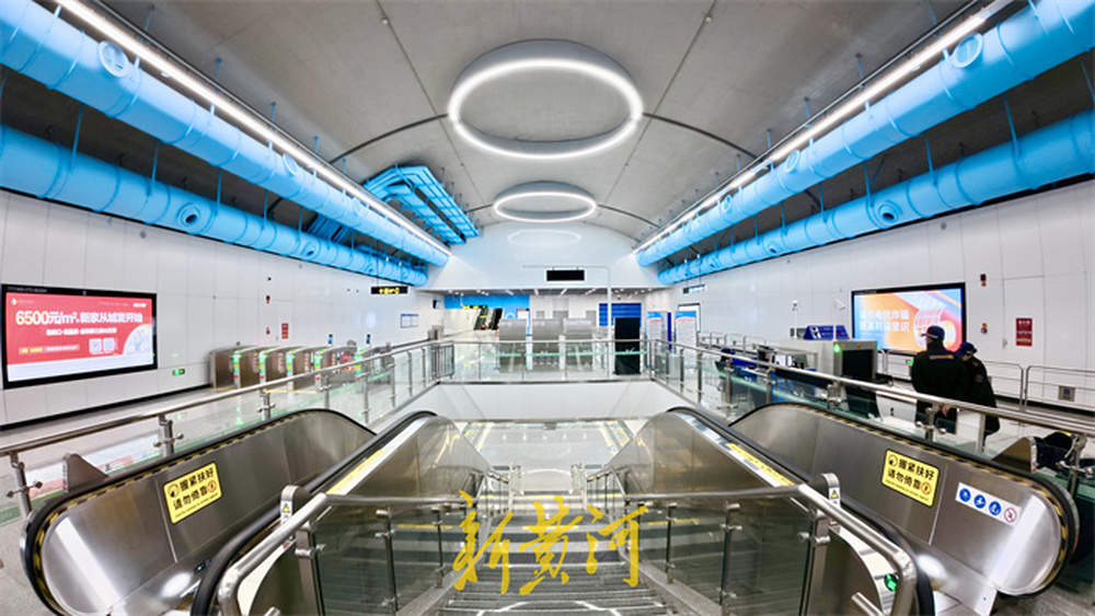 地铁站里涌动泉水蓝，诠释泉城地域文化