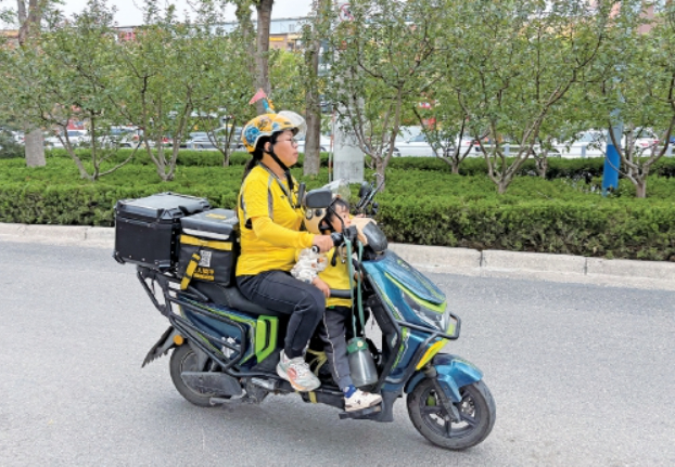 “五一”订单翻倍 “外卖妈妈”带娃送外卖 扛生计也扛娃