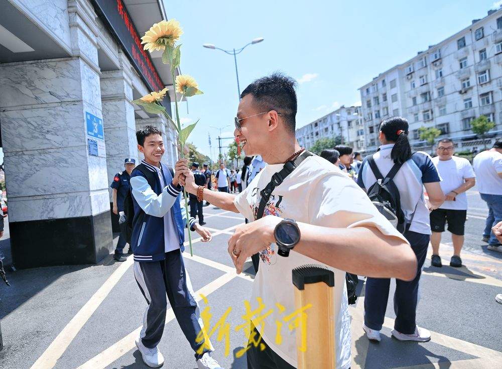 当中考遇上父亲节 父亲手持花束迎接孩子满满都是爱