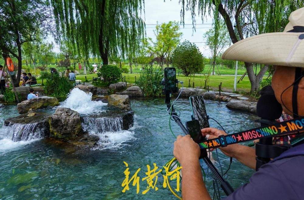 持续降雨补给充沛 济南白泉现“涌泉成瀑”盛景