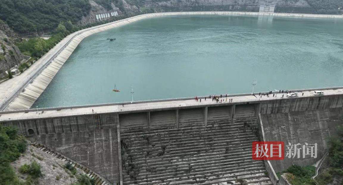 男子上山采药坠崖被困6天5夜,或靠雨水支撑,救援队用无人机吊出