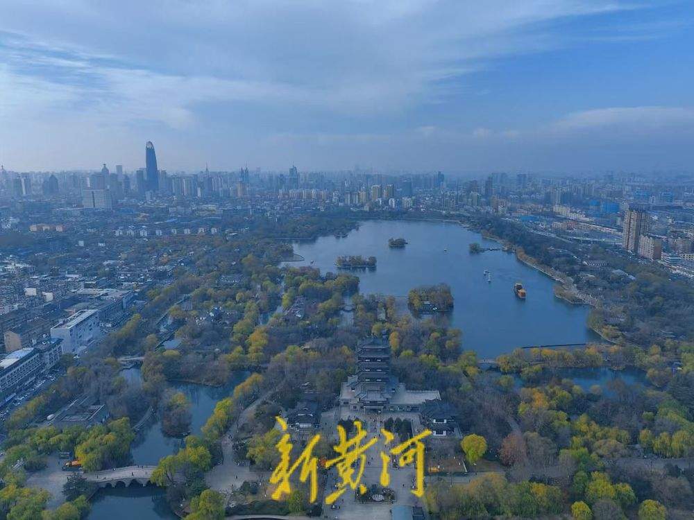 泉城风吹雾散，大明湖畔“水天一色”