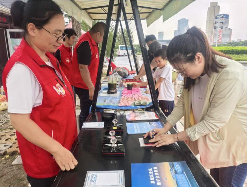 泉城反走私 你我齐参与！“七彩假期”泉城反走私志愿服务走进泉城广场