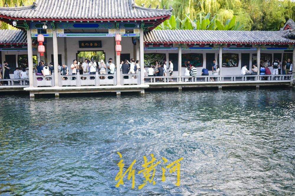 一年四季 泉在济南丨趵突泉水位“十连涨” 三股泉涌引客来