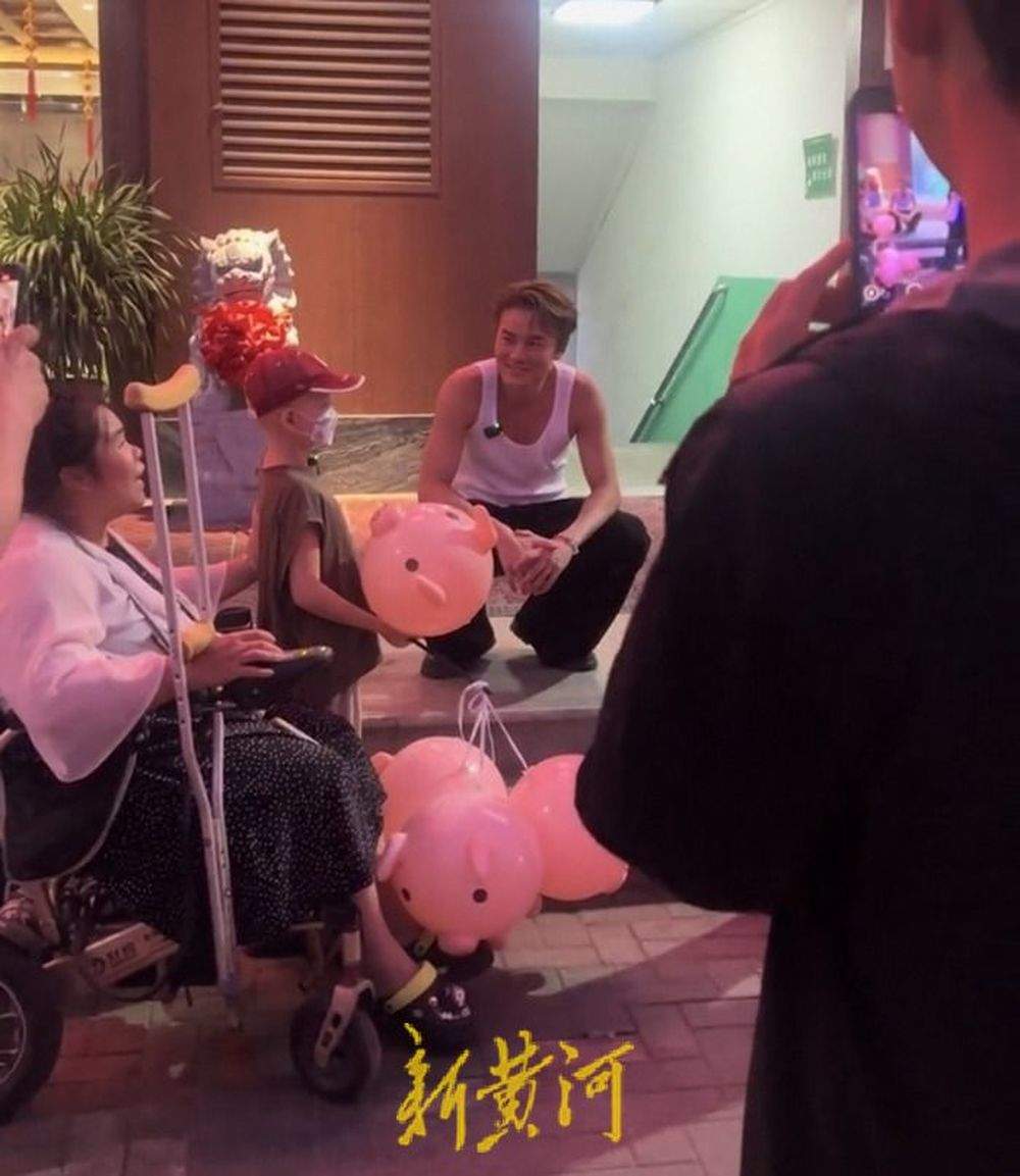 吴克群现身济南帮助患病母子卖花，当事人回应