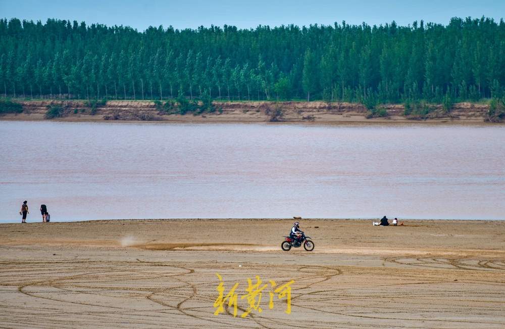 黄河济南段人造洪峰逐渐“退潮”，河滩露脸成纳凉好去处 