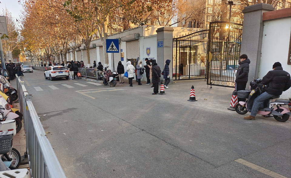 济南山师北街新建过街天桥，方便了学生也便利了过往车辆