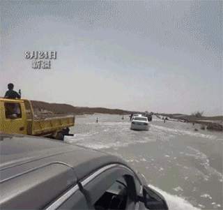 塔克拉玛干沙漠突发洪水！咋回事？