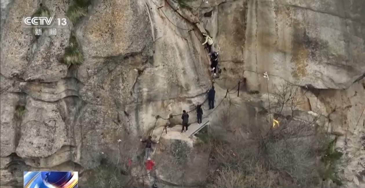 “五一”去哪儿？攀登华山有“外挂” 雪山杜鹃醉春光