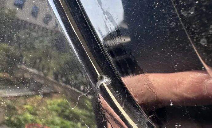车上莫名其妙出现小圆洞，不少人已“中招”，专家提醒