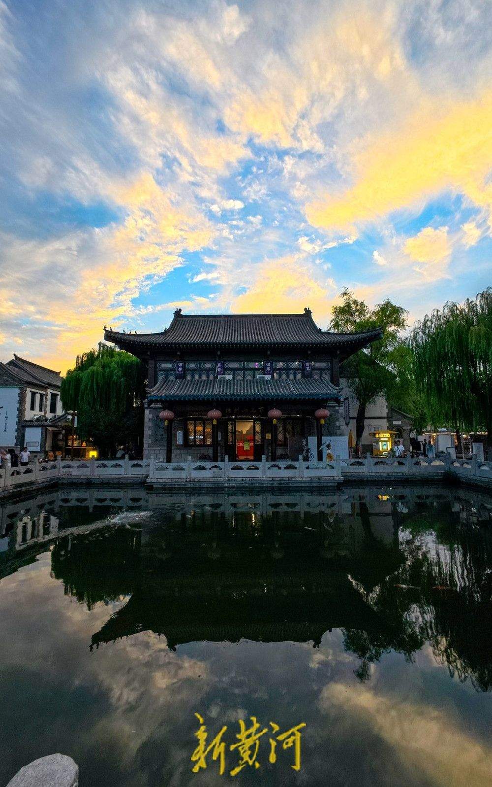 雨后凉爽天气上线，泉映夕阳洒金醉晚霞