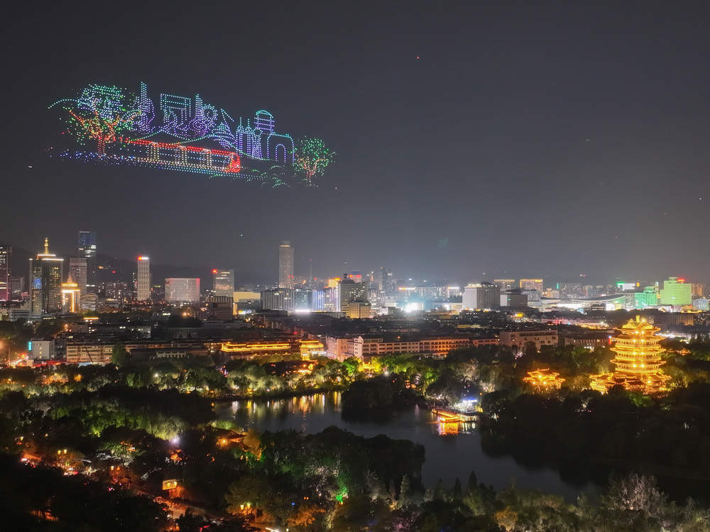 璀璨光影与湖景交融！3000架无人机绘就泉城新画卷