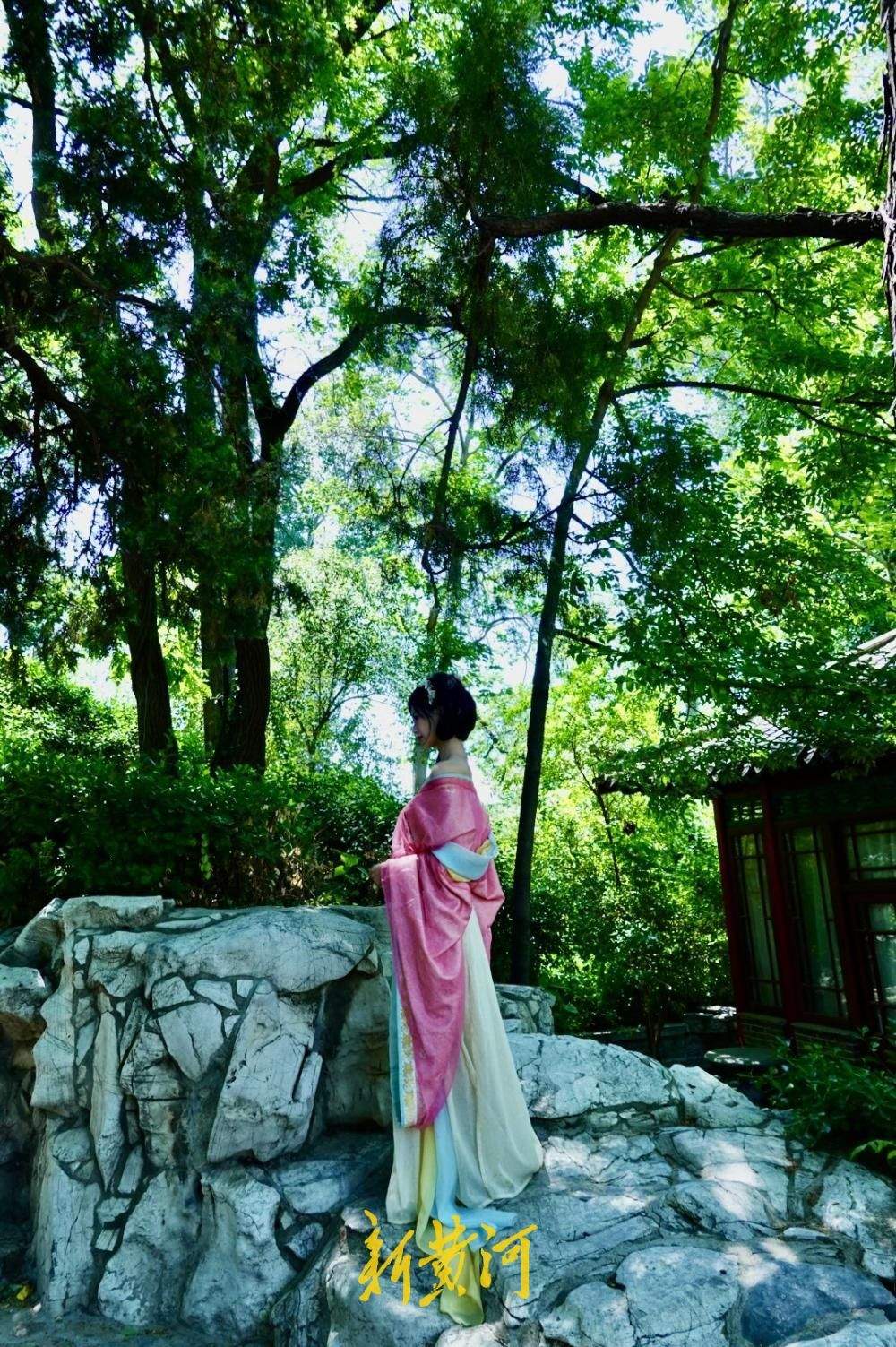 立夏气温升至30℃，济南大明湖遐园成清凉“绿洲”