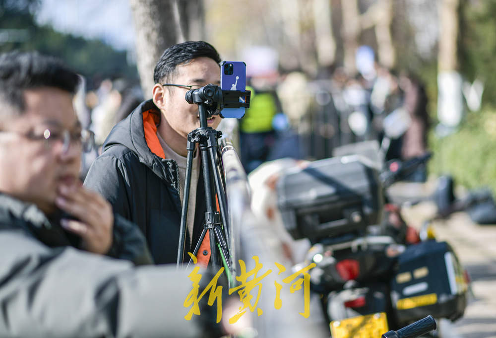 艺考大幕拉开 济南考点外自媒体直播吸引生源