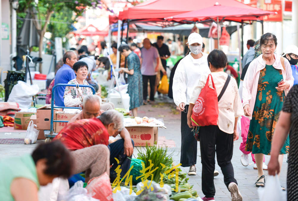 避高温泉城早市经济火热 瓜果蔬菜量足价稳