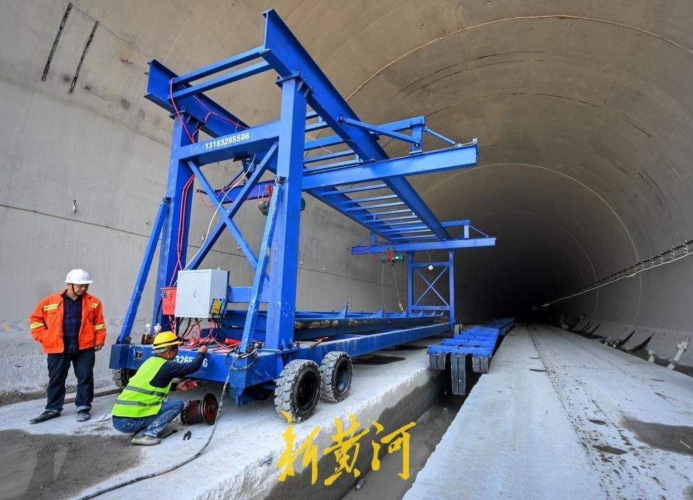 济枣铁路安子岭隧道顺利贯通