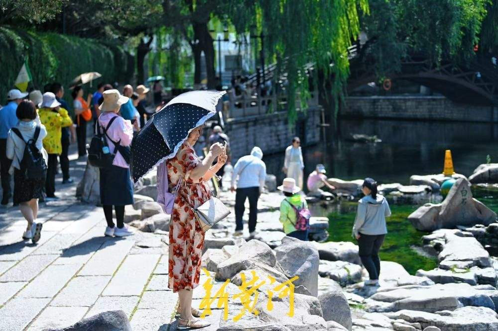 端午假期过后济南热度不减 护城河畔泉水游人气依旧