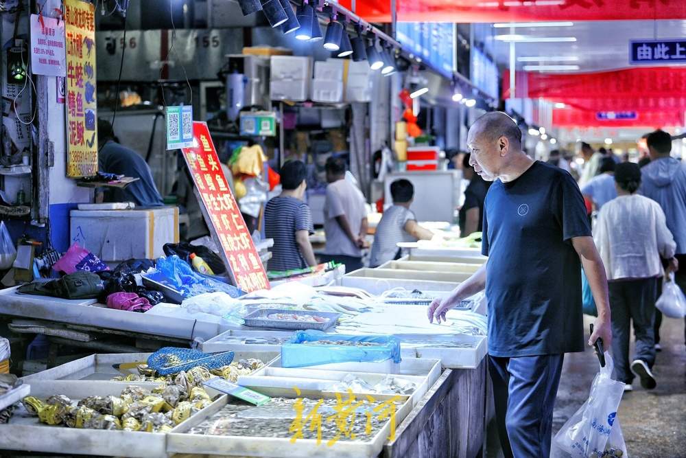 开海后市民争相尝“鲜”，有摊主一上午卖出2000斤梭子蟹