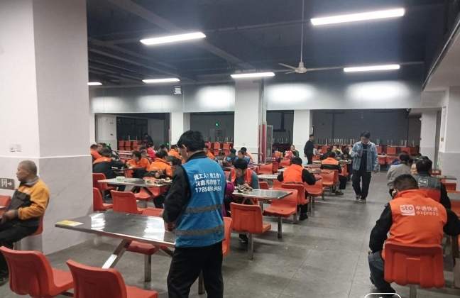 亲历通宵快递分拣：11小时赚了209元，一度困乏到崩溃