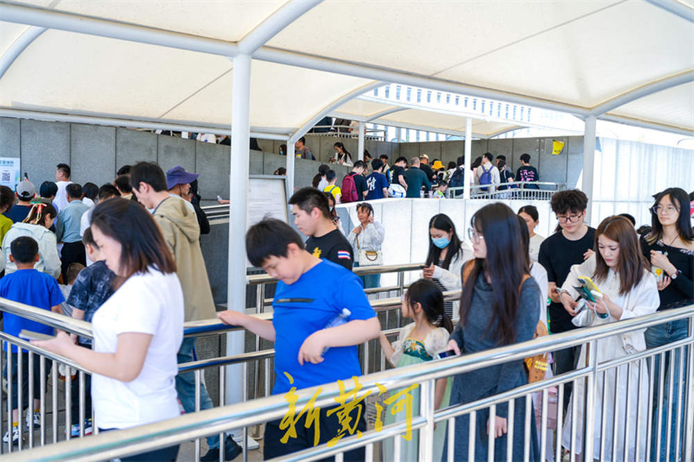 一年四季 泉在济南丨博物馆观展引热潮，寄存柜顶部放满包