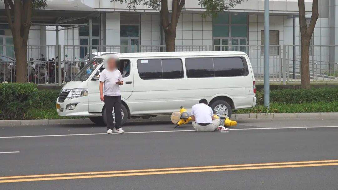 小伙骑车开视频会议导致撞车 交警:小伙主责