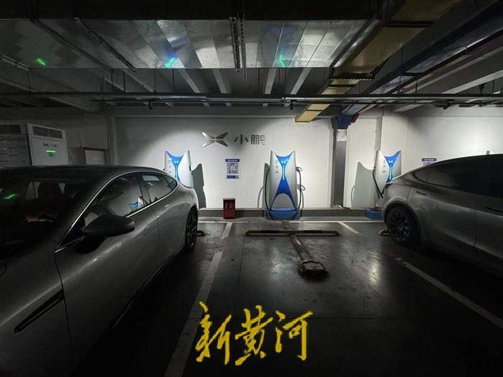 小鹏充电桩充电超时被收取46元占位费，车主称停车费、占位费为双重支付，品牌方回应