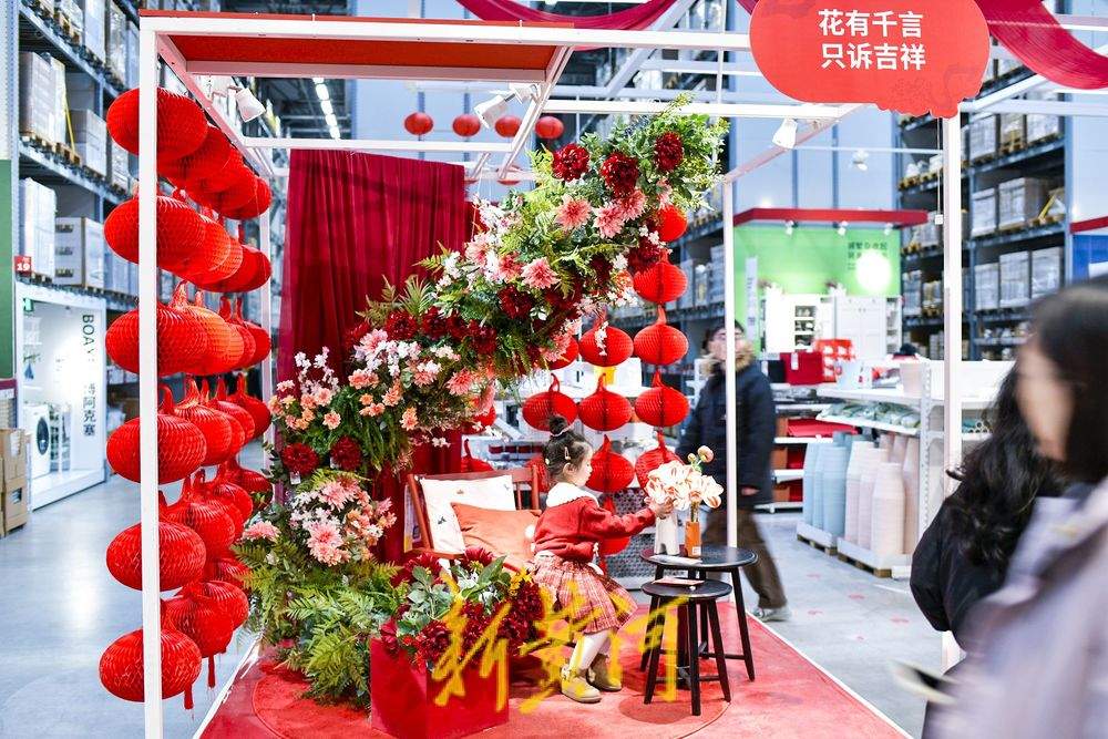 商家打造“新年红”主题场景，传统年货变身网红打卡装置