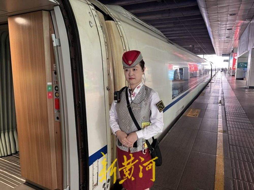 记者体验假期首日列车长的一天：身兼数职，在车厢行走近两万步