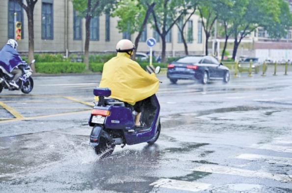 济南强降雨酷热顿消 市民乐享久违清凉