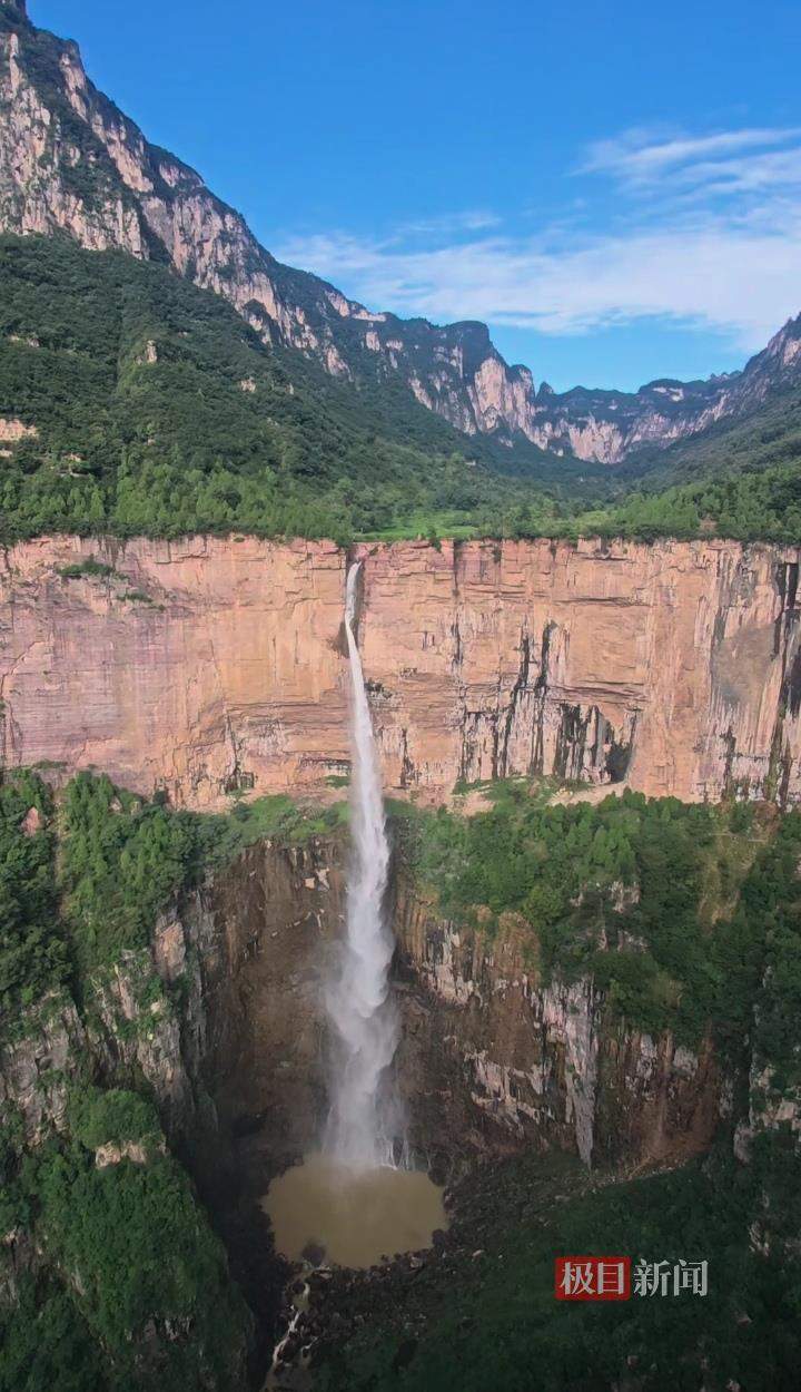 等了一年的“南太行第一瀑”老龙口瀑布今年首次出水,落差近300米,仅持续三天