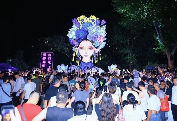 8月27日起，超然楼、湖畔雨荷亮灯时间调整为每天19：00