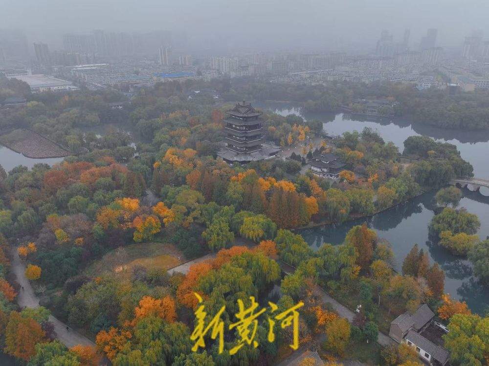 若隐若现，济南大明湖水雾缥缈如梦如幻