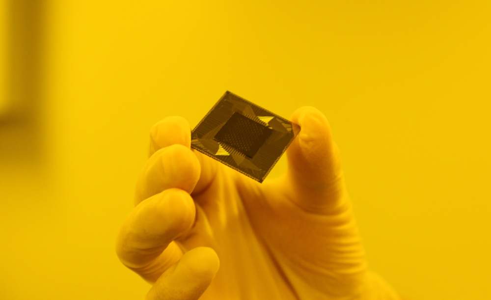 我国科学家在百比特量子芯片上实现新奇量子物态