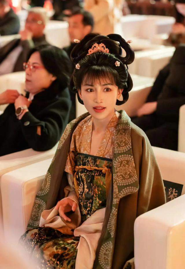 李子柒烟台学非遗烙葫芦 唐风造型现身汉服之夜 