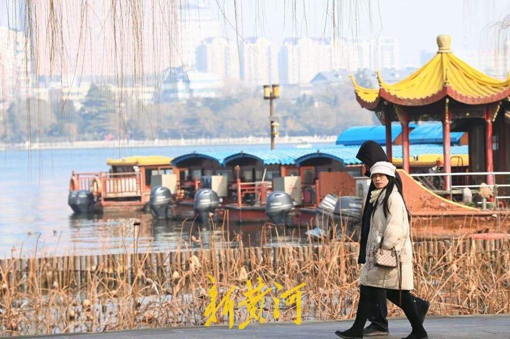 一年四季 泉在济南丨泉城气温回升 游客大明湖畔提前感受初春气息