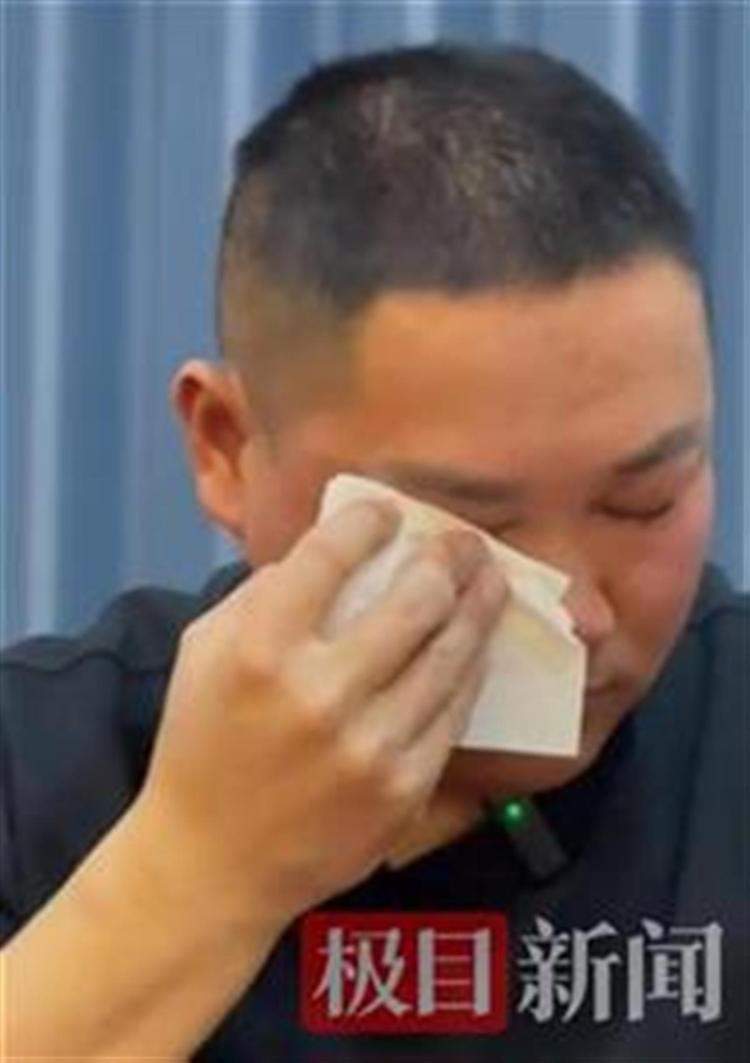 “菜刀哥”李坤朋5日上午安葬,郑州暴雨救人的平民英雄为他送别