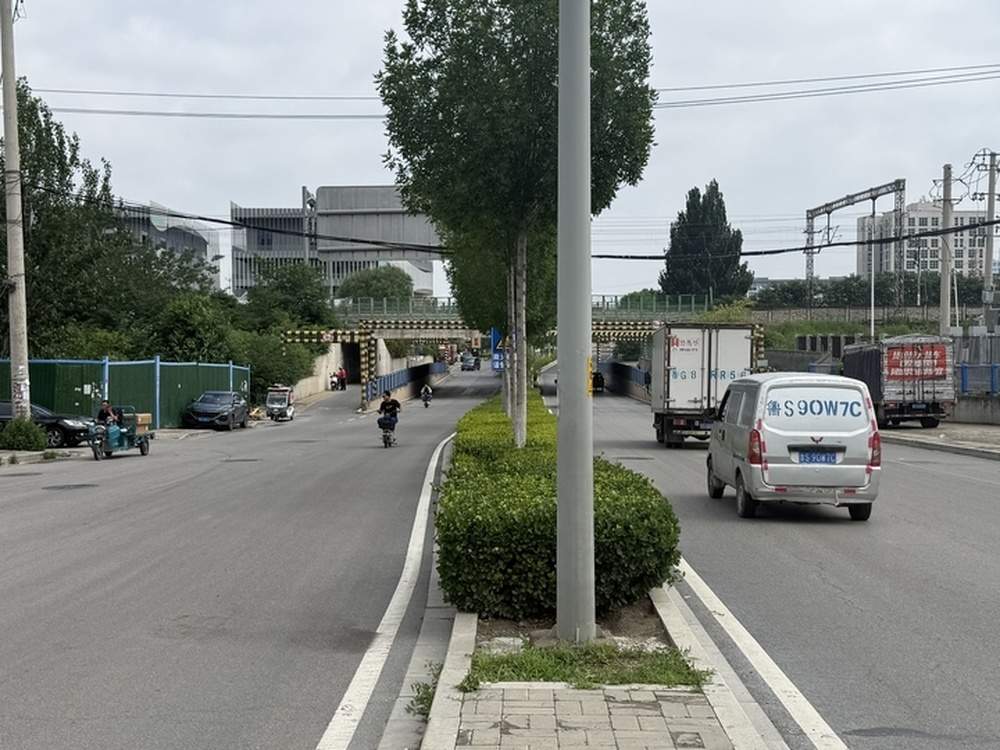 记者探访强对流天气后济南低洼路段情况：无明显积水，道路通行平稳有序