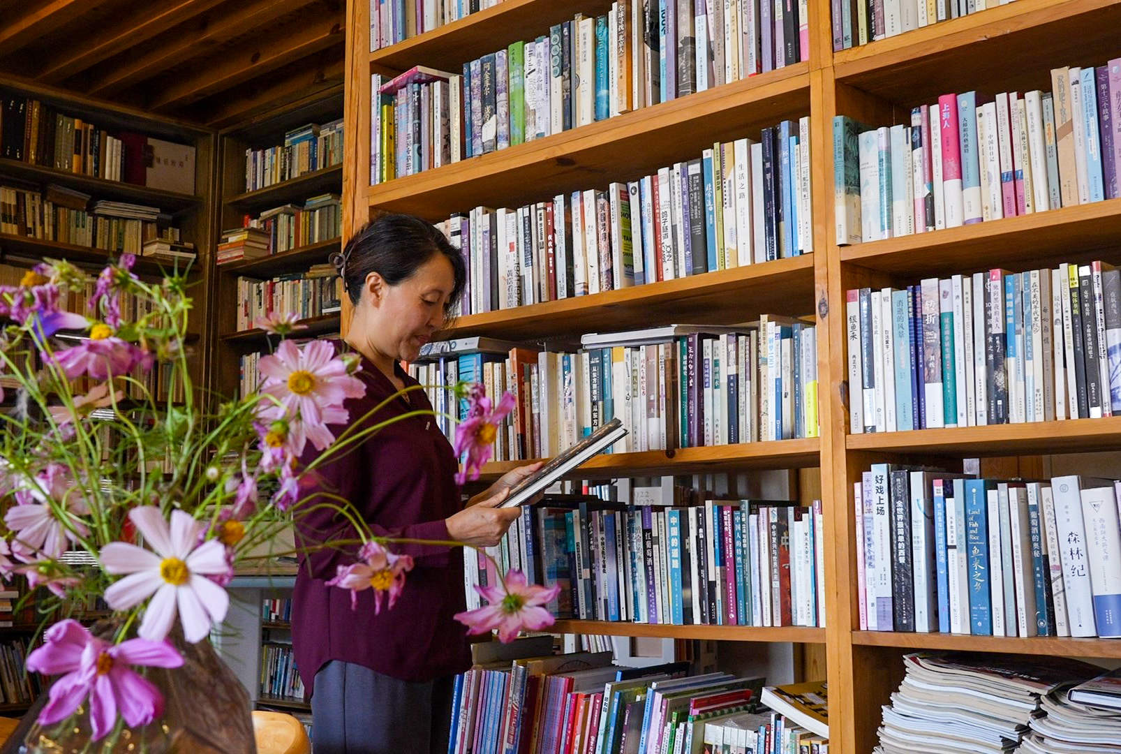 远赴2000多公里，这对夫妻带了座“图书馆”去大理